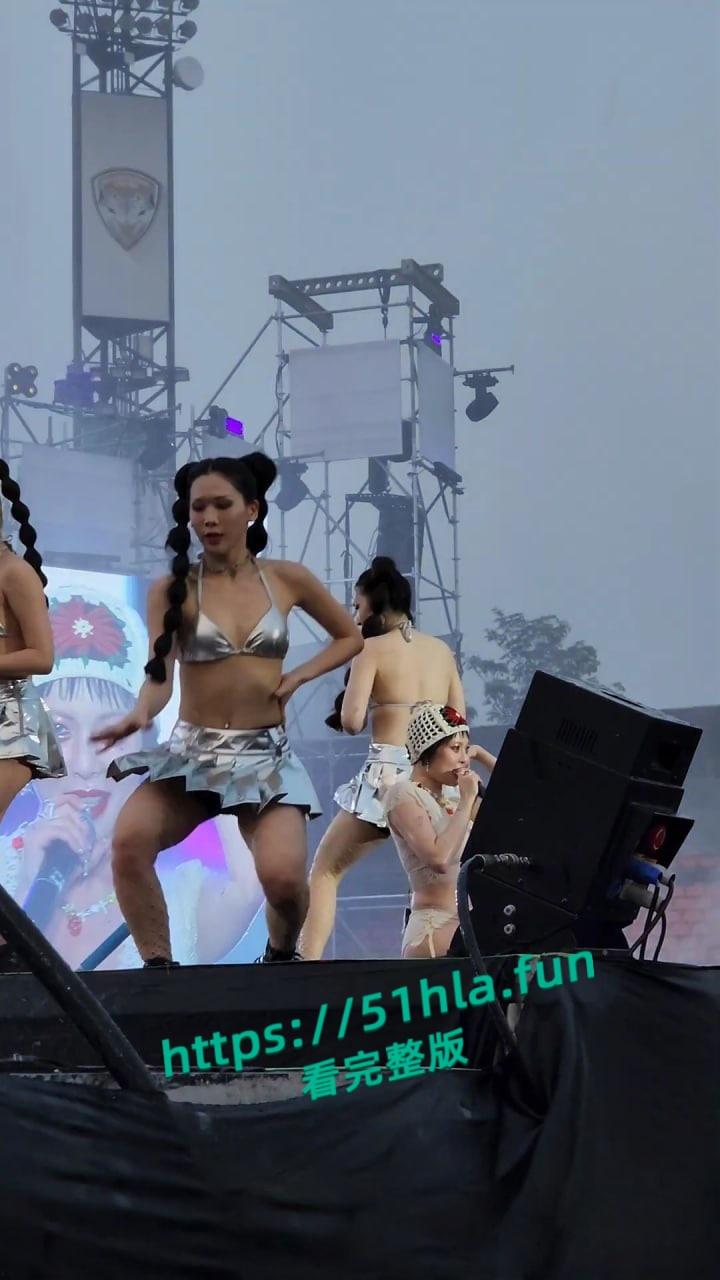 韩国人气明星【泫雅】清凉献唱舞台上火辣热舞，台下观众水枪互动呲水，湿身诱惑性感身躯完美展示！-4