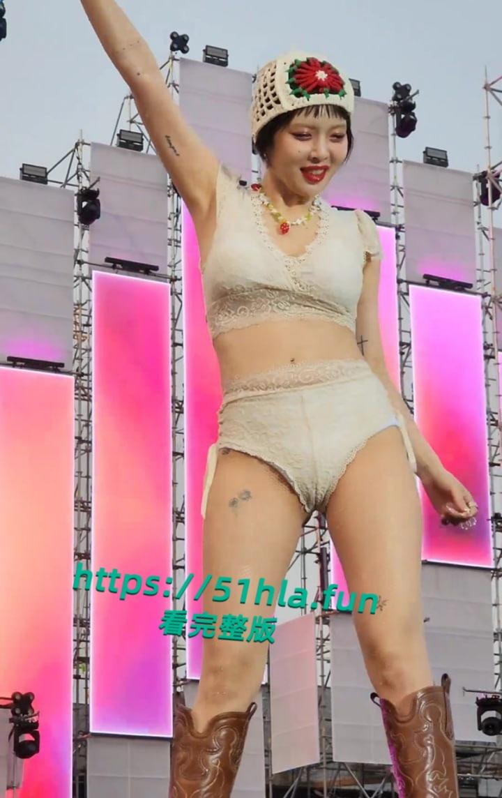 韩国人气明星【泫雅】清凉献唱舞台上火辣热舞，台下观众水枪互动呲水，湿身诱惑性感身躯完美展示！-7