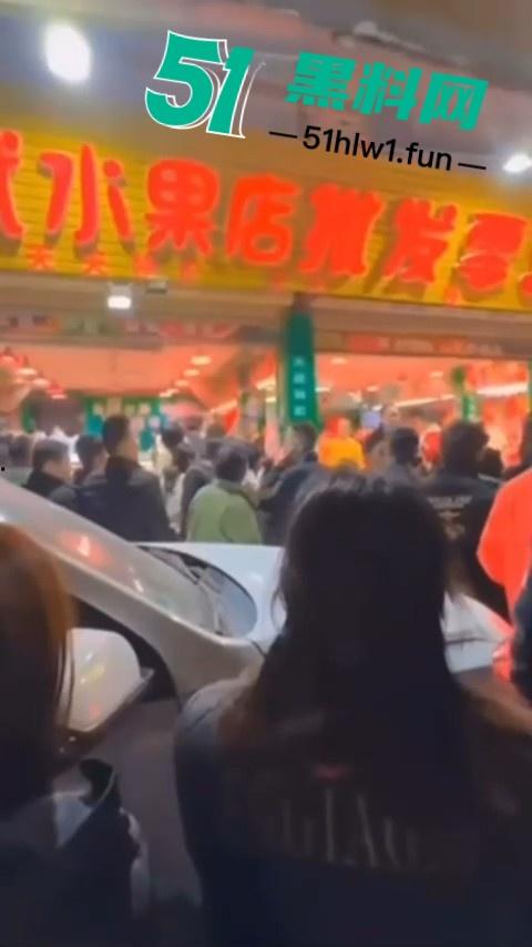 潮州新溪【淑武水果店】事件完整版，94年人妻出轨隔壁猪肉铺04年小伙，偷情野战被当场捉奸，竟开车顶撞亲夫。-12