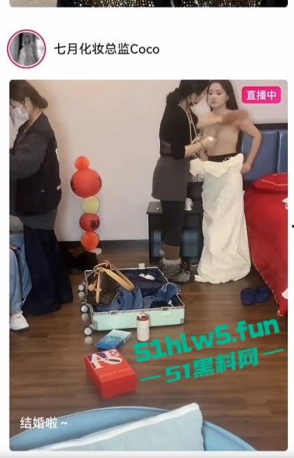 抖音化妆博主【七月Coco】直播新娘化妆露点走光完整版，录屏流出酥软乳房秀翻直播现场！-4