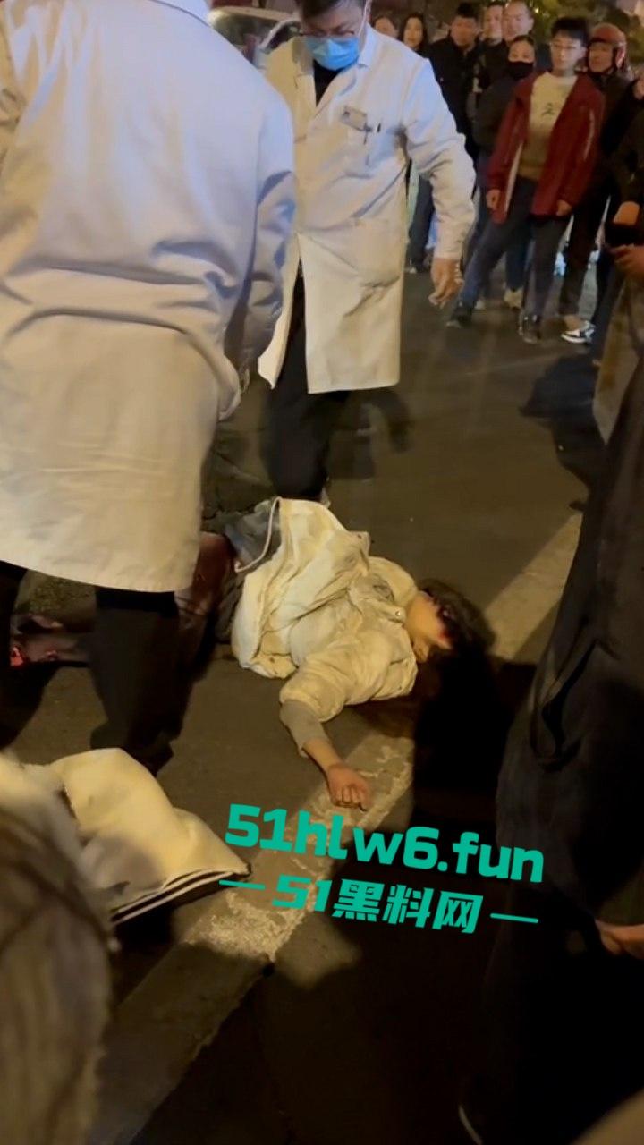 精神小伙带美女飙车失控撞车当场超度，黑丝美女瞬间被摔成麻花扭成三折叠。-1