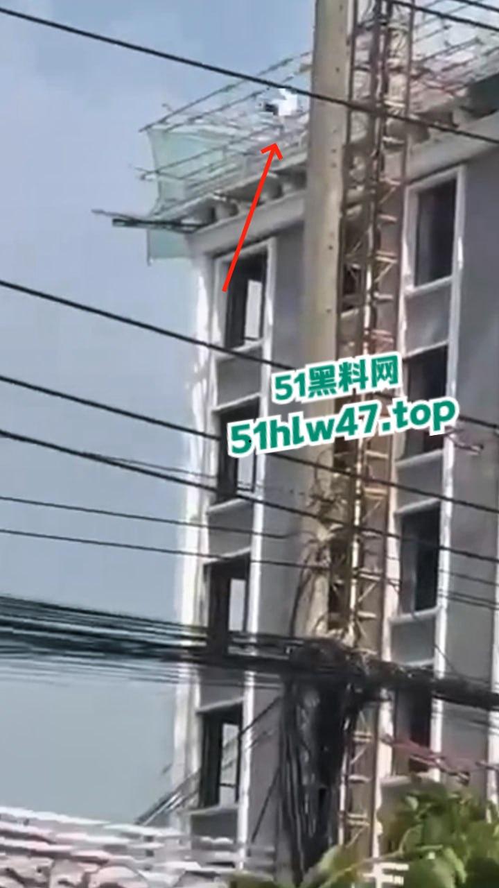 柬埔寨西港跳楼自杀事件，来自中国江西男子【甘院亮】爬到吊车顶部，随后直接跳下身亡。-4