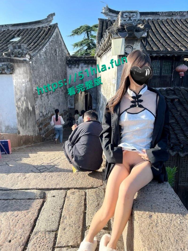 极品大学生【小哪吒】福利视频泄密，校内野外大胆露出饱满双乳嫩穴挑逗路人目光！-2