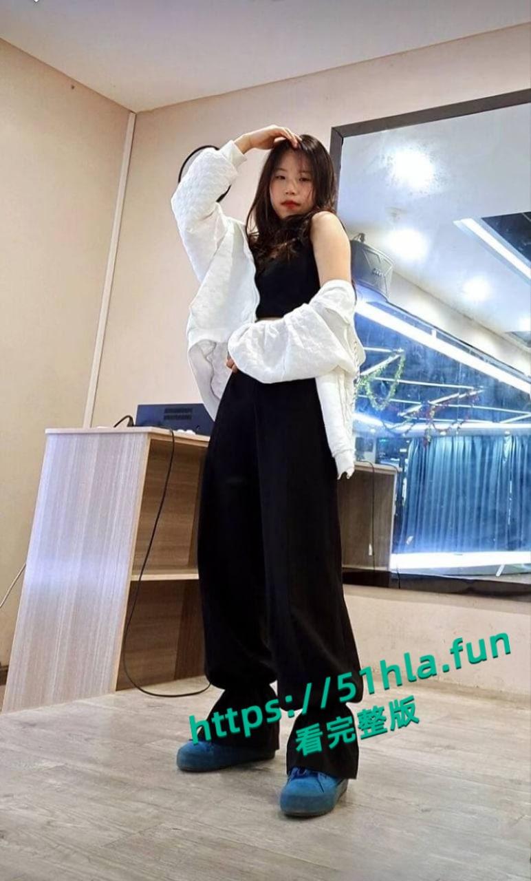 辽宁大学舞蹈生【李玉兰】宿舍自慰视频曝光，一字马展示M腿大开道具玩弄淫水狂喷！-2