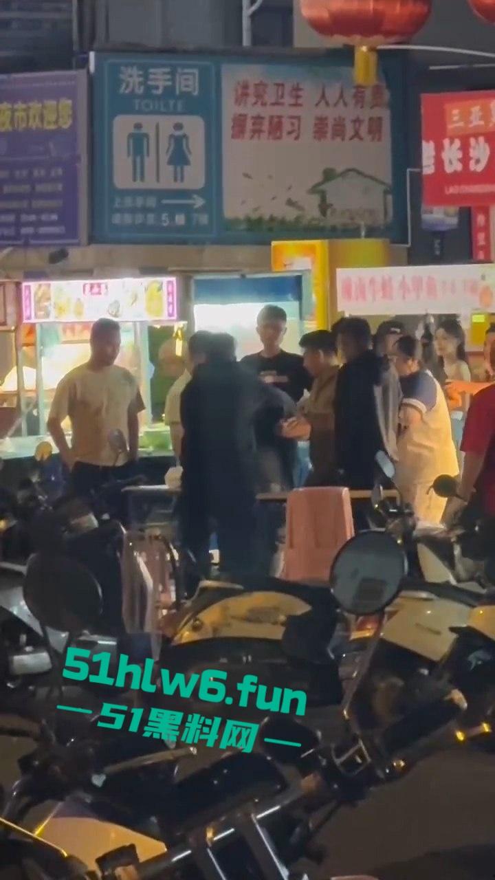 三亚港华夜市两摊主为争半米摊位持刀互砍，现场围观惨叫声惊悚起鸡皮。-6