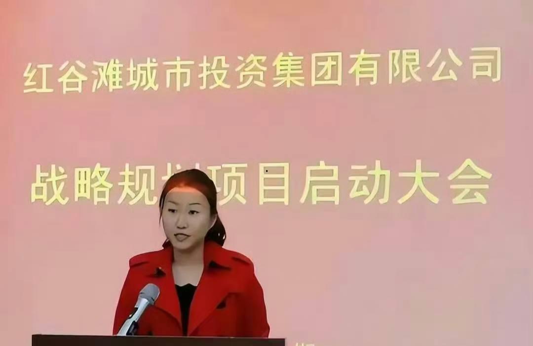 南昌市红谷滩城投资董事长鞠雅为了上位不择手段 办公室与领导啪啪做爱视频流出 骚逼做爱技术一流，难怪位高权重-1
