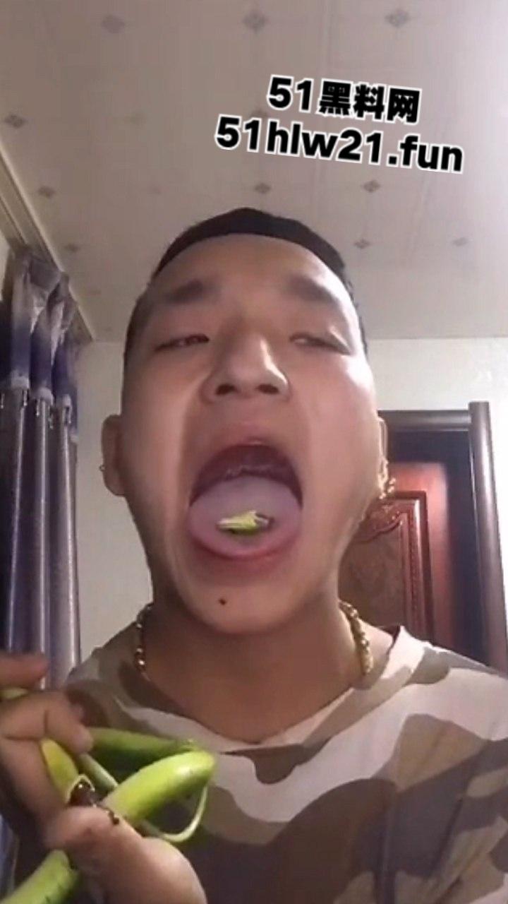 重口慎点！快手小哥炸裂生吃各种活物合集，活鸽子活麻雀死猪菜花蛇，哥们儿还活着吗？-1