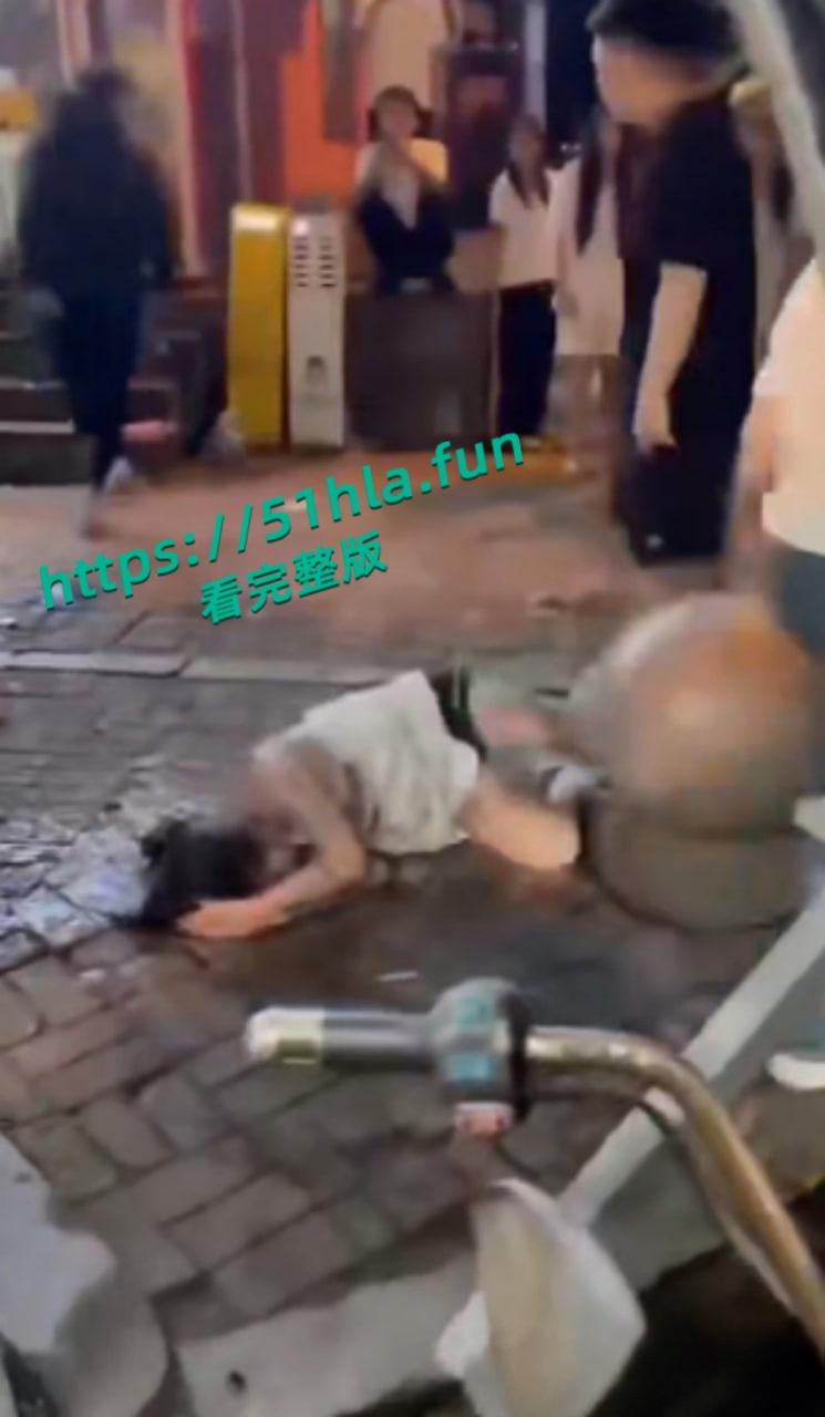 快手网红精神母女【小乔妹妹】参与霸凌后又招惹是非，深夜被多名大汉围殴，惨遭酒瓶爆头视频曝光！-6