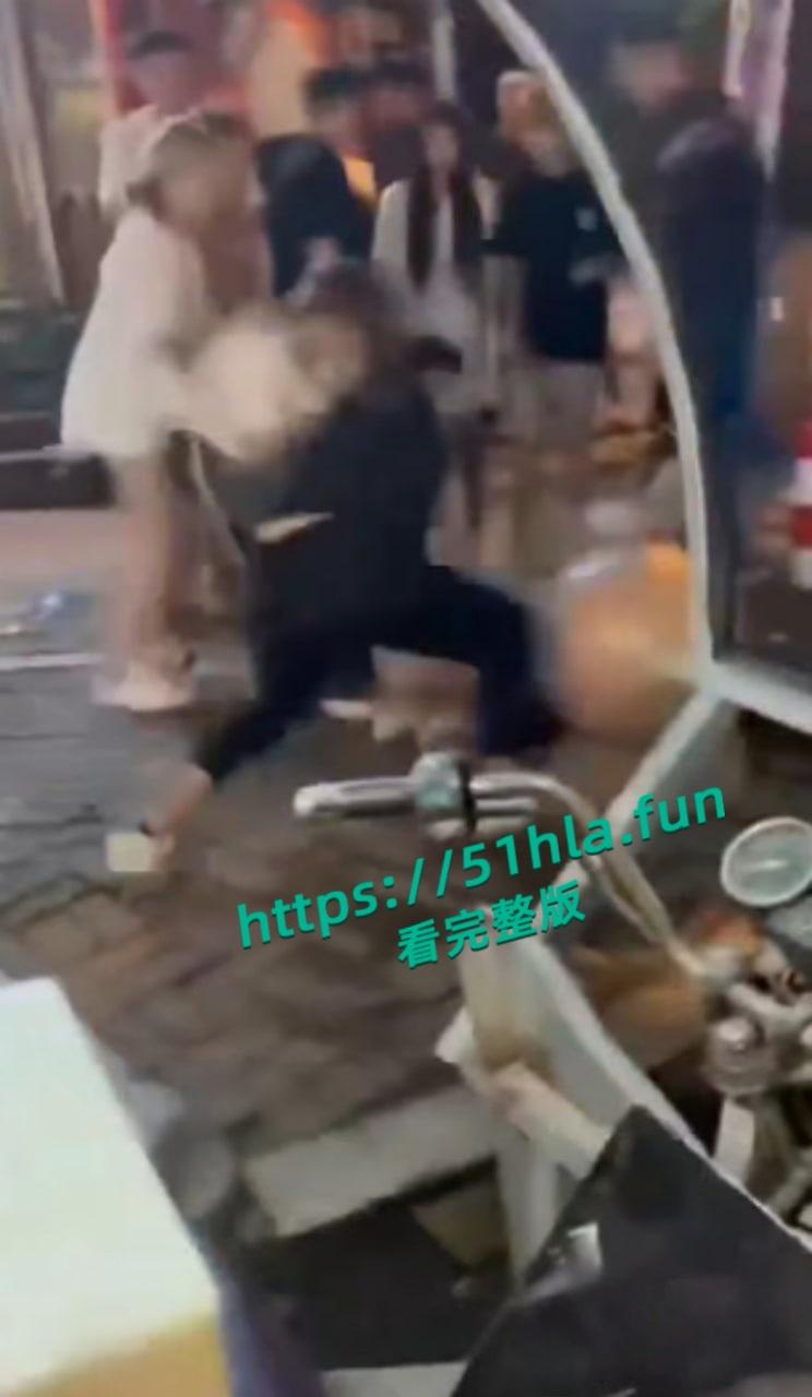 快手网红精神母女【小乔妹妹】参与霸凌后又招惹是非，深夜被多名大汉围殴，惨遭酒瓶爆头视频曝光！-7