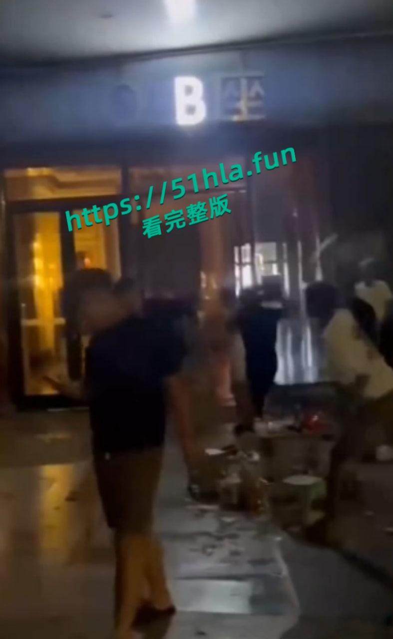 快手网红精神母女【小乔妹妹】参与霸凌后又招惹是非，深夜被多名大汉围殴，惨遭酒瓶爆头视频曝光！-8