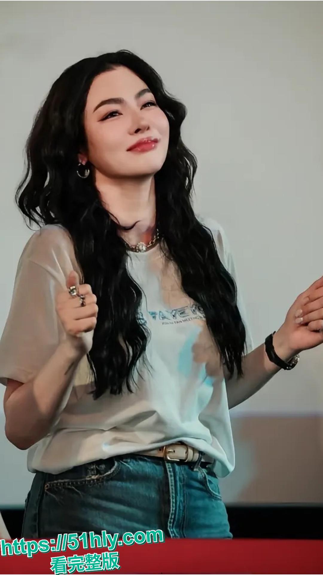 泰国巨星 Faye 直播自曝遭遇断崖式分手，后续爆料女友劈腿新剧同组女演员 Lina，并爆出不雅视频。-6