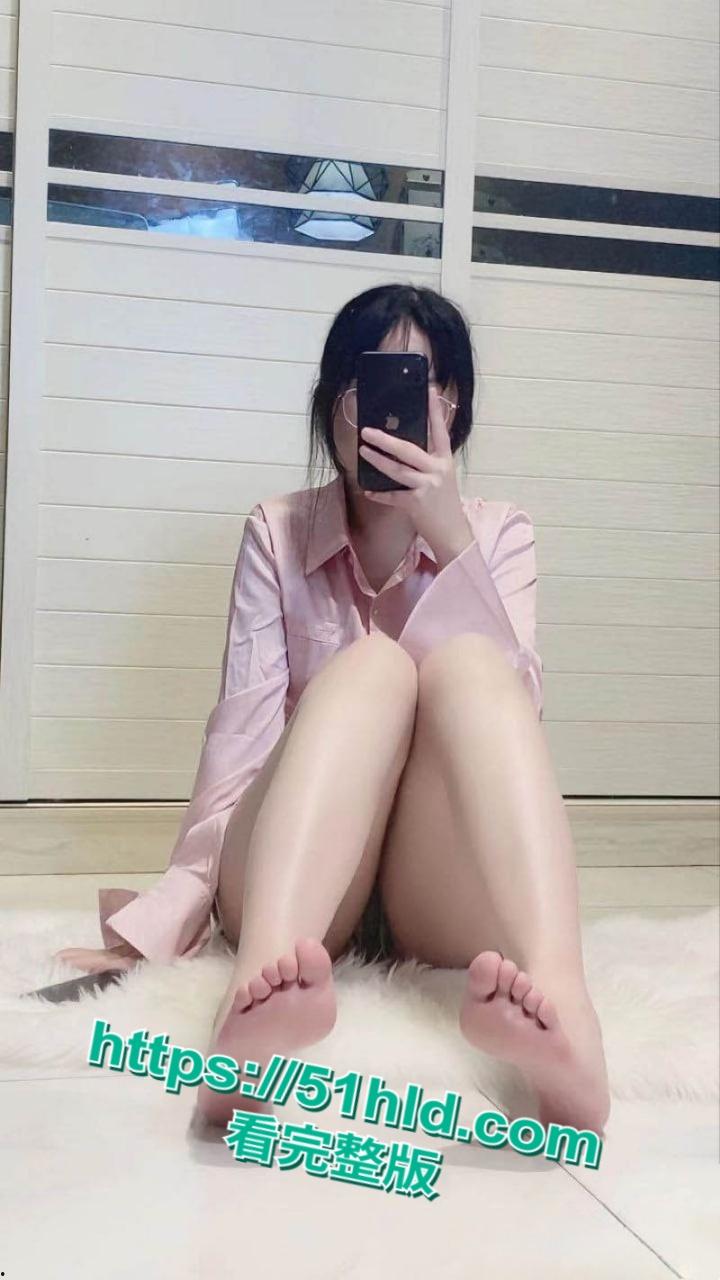 四川清纯护士【黄依琳】大尺度视频，黑丝眼镜母狗床上淫水横流，红唇挑逗让人心跳加速！-7