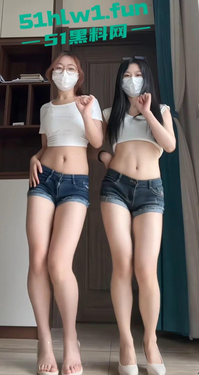 双人脱衣舞见过吗？18w粉丝网红抖音【笨蛋小妮】激情上演 花一份钱享受双倍快乐。-5