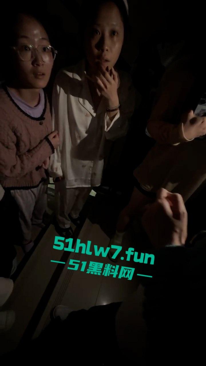 畜生啊！湖南文理学院一副教授出轨女学生大量学生现场喊话！老婆这么漂亮还出轨。-3